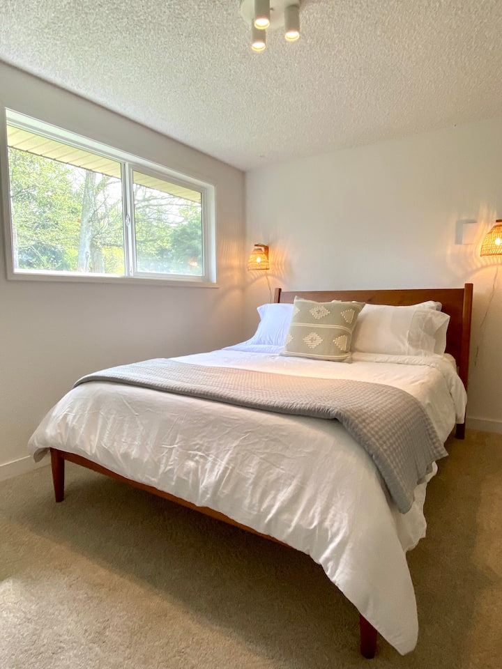 ห้องนอนรองมีเตียงควีนไซส์พร้อมที่นอนเมมโมรี่โฟมและมุมอ่านหนังสือที่อบอุ่น ตั้งอยู่ถัดจากห้องน้ำขนาดเต็มรูปแบบที่สองพร้อมฝักบัวและอ่างอาบน้ำ 