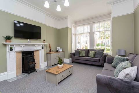 Stylish home - Lytham 5 bedrooms Sleeps 10 Hot Tub