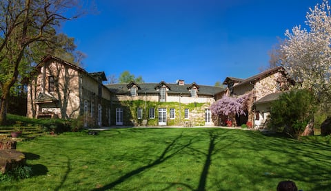 Beautiful 19th century house, comfortable, pool, river
