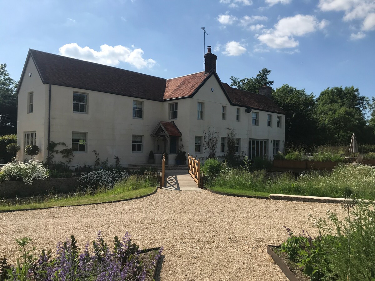 Period farmhouse in idyllic setting by a brook Houses for Rent in