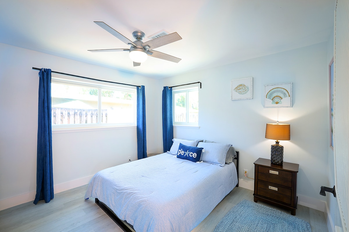 Chumba cha kulala cha wageni kina kitanda cha ukubwa wa malkia na godoro nzuri sana ya Casper. Chumba cha kulala cha mgeni (Picha 1 kati ya 2)