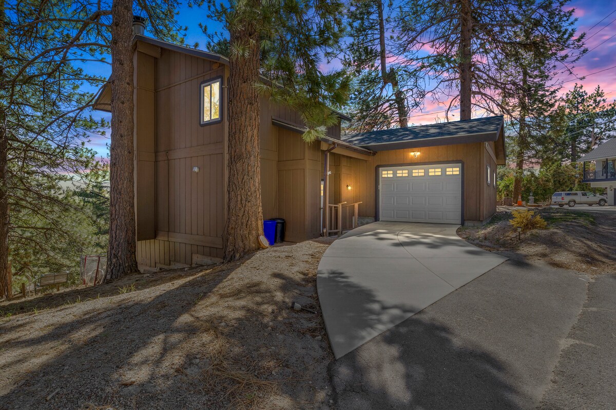 Modern cabin with King bed / endless MTN views! Houses for Rent in