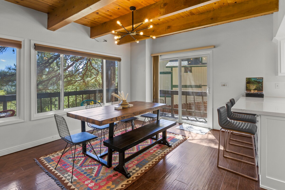 Modern cabin with King bed / endless MTN views! Houses for Rent in