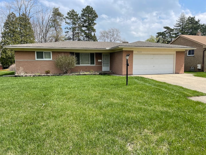 Charming 6 Bed 2 Bath  family friendly private