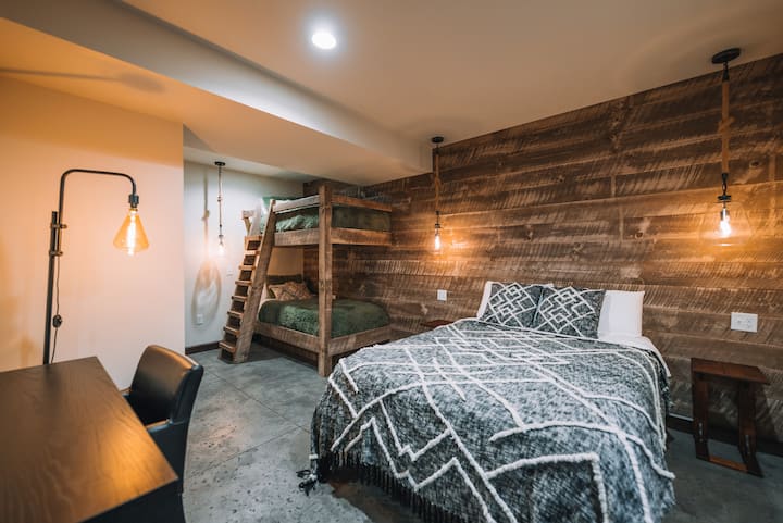 Spálňa na nižšej úrovni je vynikajúca pre ďalších hostí! Poschodové postele TwinXL a manželská posteľ poskytujú dostatok miesta na spanie navyše. Táto izba má tiež písací stôl pre tých, ktorí potrebujú počas návštevy pracovať. 