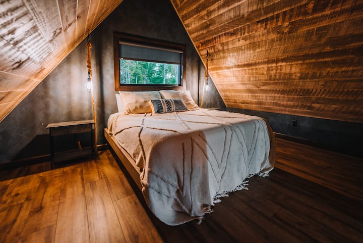 Po príchode na vrchol schodov nájdu hostia súkromnú, útulnú spálňu vybavenú luxusnou manželskou posteľou a moderným vybavením, ktoré zabezpečí pohodlný pobyt.