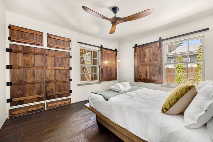 卧室2个橱-衣柜里有额外的床上用品。 在里面寻找充气床垫 