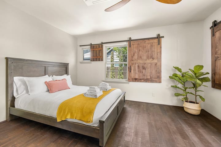 干净的床上用品和毛巾 