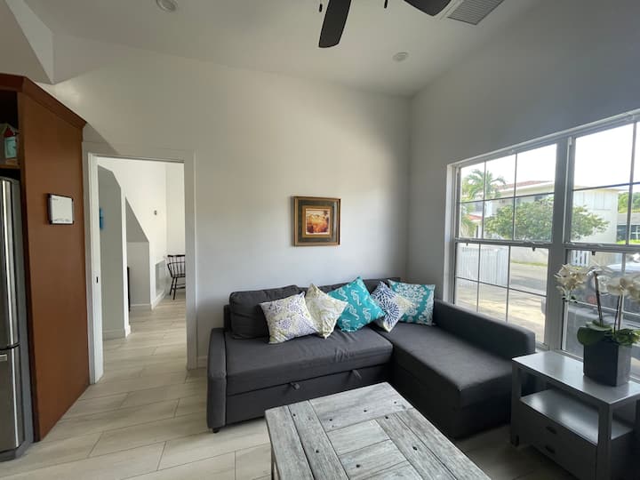 Lovely One Bedroom Apartment 5 Minutes To Beach. - West Bay