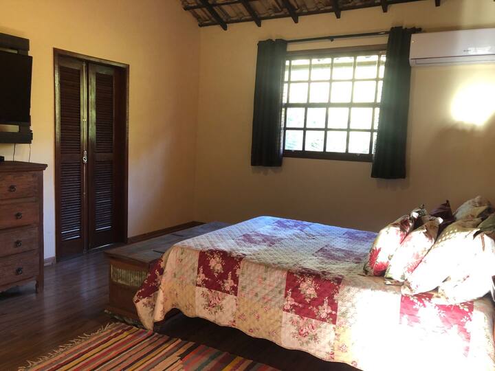 Dormitorio con baño privado, en la segunda planta de la casa con aire acondicionado, vistas al río y a la montaña.