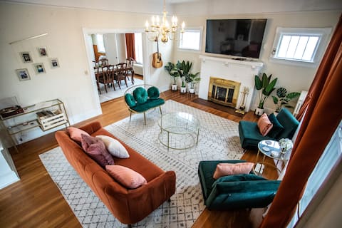 Spacious Home Downtown - Walk to Parks & Shops