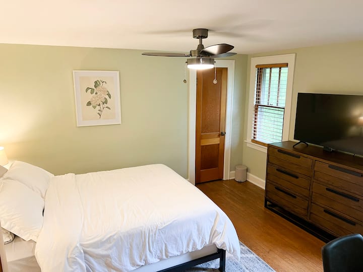 Двойна спалня, вентилатор на тавана, 50 - инчов смарт телевизор Samsung на широк скрин за съхранение, осигурено спално бельо, кофа за боклук в ъгъла, мек двоен матрак