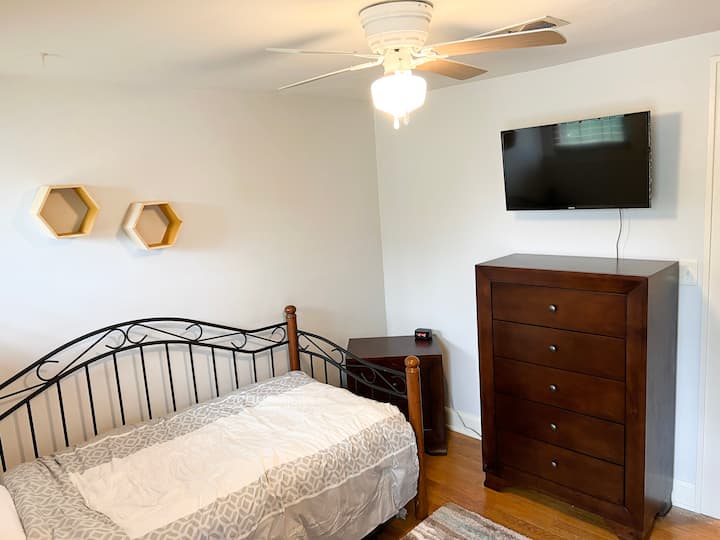 Спалня с 2 отделни легла.  32 - инчов смарт телевизор Samsung, вентилатор на тавана, нощно шкафче и висок скрин за съхранение.