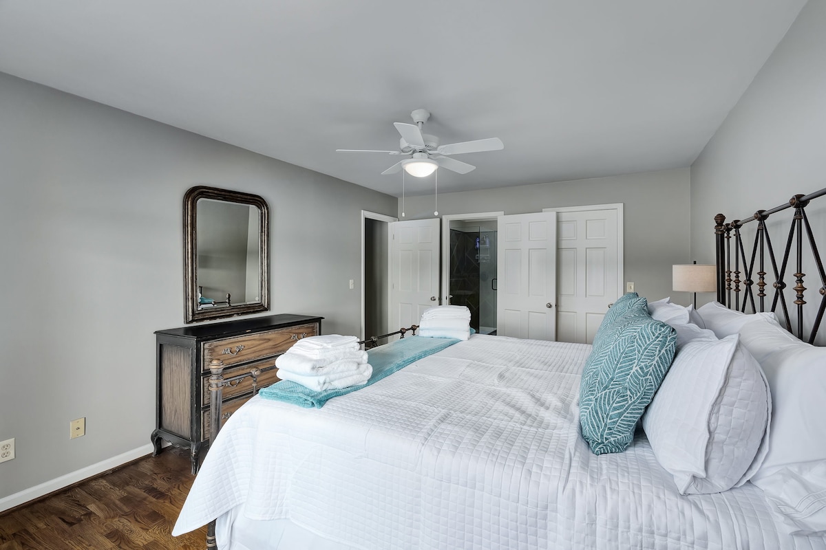 Ovo je drugi glavni apartman u prizemlju s vlastitom privatnom kupaonicom s WC-om. 