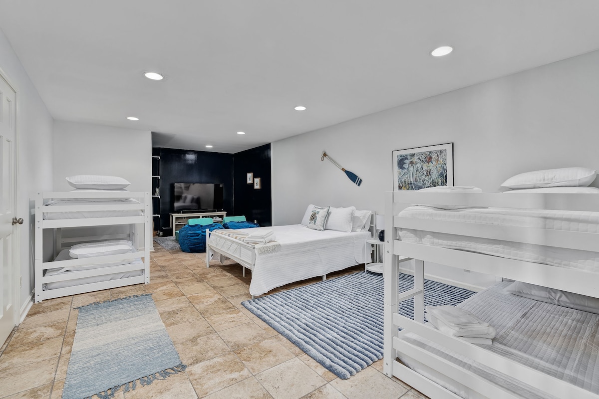 Mi to zovemo soba na kat ili dječja soba u kojoj ima dovoljno udobne spavaće sobe i prostora za gledanje TV-a/igara.