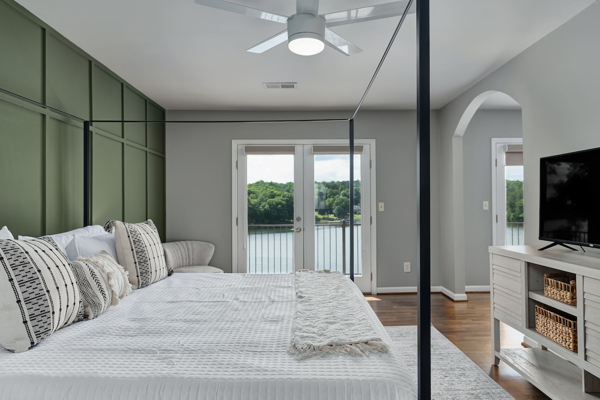 3 spavaće sobe, uključujući i ovaj majstor, imaju svoju privatnu terasu s koje se pruža predivan pogled.