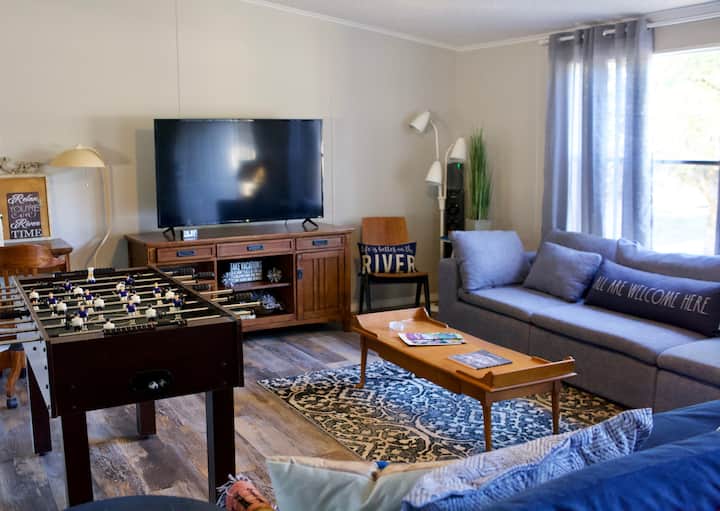 Dostatok miesta na sedenie, futón v plnej veľkosti, stolný futbal a streamovacia televízia v otvorenej obývačke 