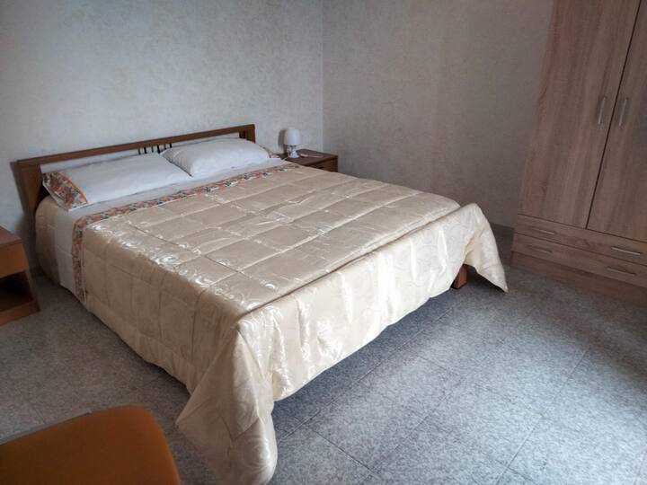 Schlafzimmer 2 mit Doppelbett 