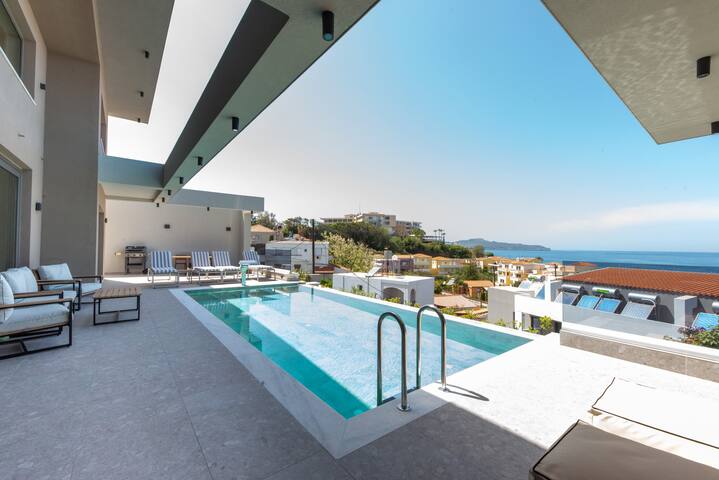 Villa Solis I 100m to the Sea & Free* Heated pool gallery image 3