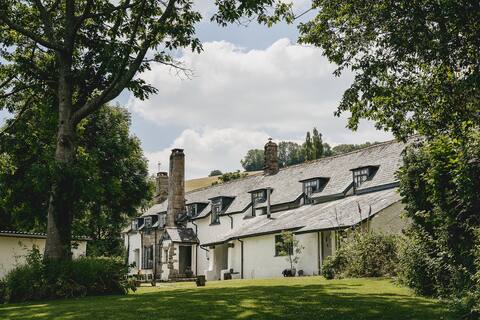 Gorgeous, stylish longhouse.Dogs and kids welcome.