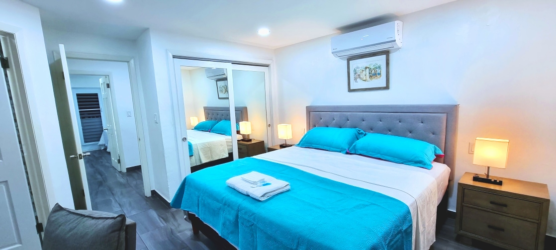 מיטת קינג סייז זו בחדר שינה 1 מובטחת כדי לעזור לכם לישון אחרי יום של הרפתקאות.