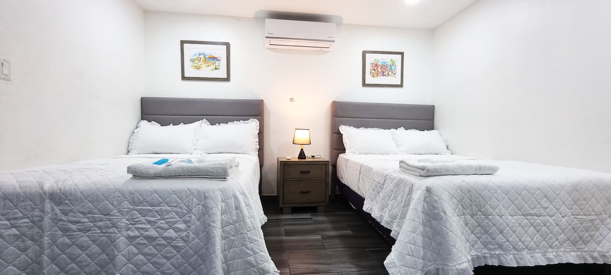 חדר שינה 2 עם שתי מיטות מלאות.