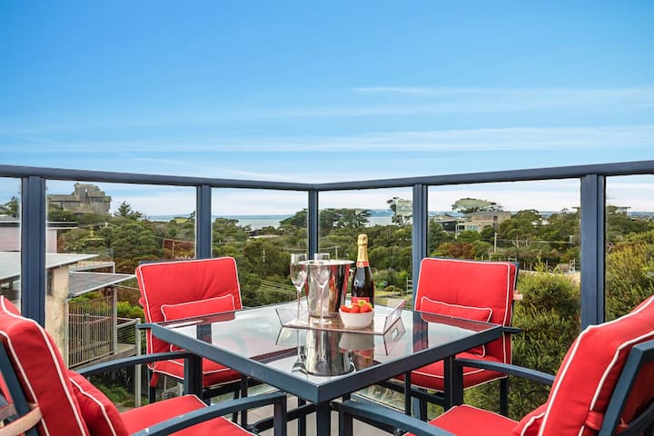 Luxury 4 bedroom beachouse with bay views