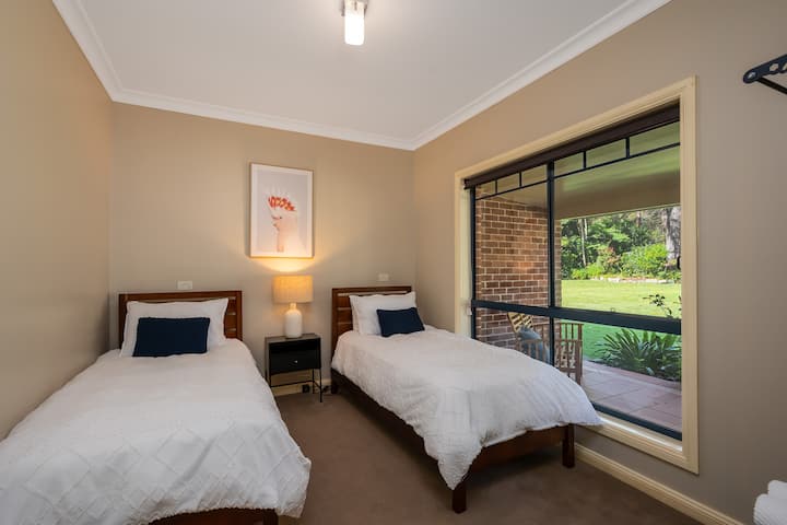 Bedroom 6 with two single beds