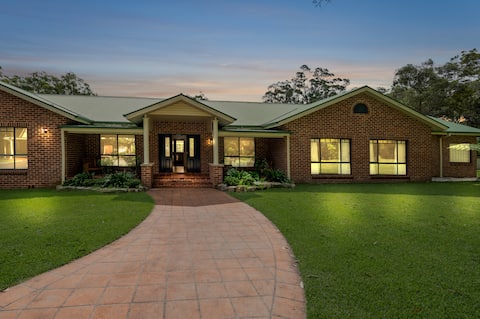Tempus Bonum - large family friendly house w pool