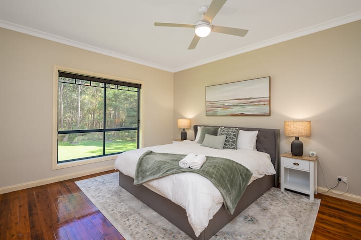 Bedroom 5 with king size bed