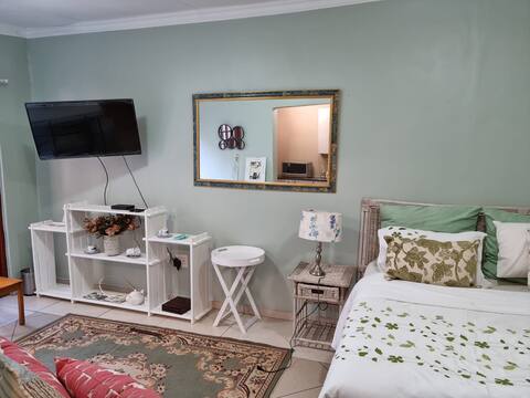 Deluxe guesthouse with kitchen & pool