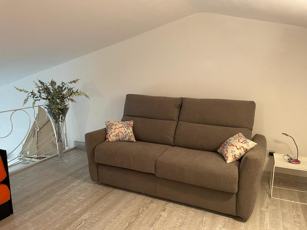 Кауч на спуштање мецанин