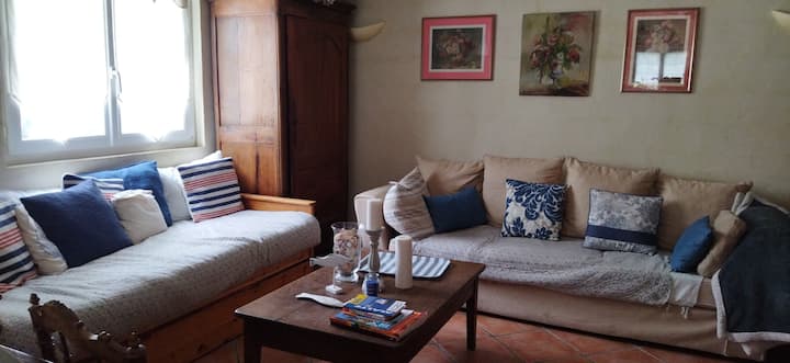 غرفة معيشة  
أريكة كبيرة + سرير أريكة قابل للسحب (يسع لفردين)