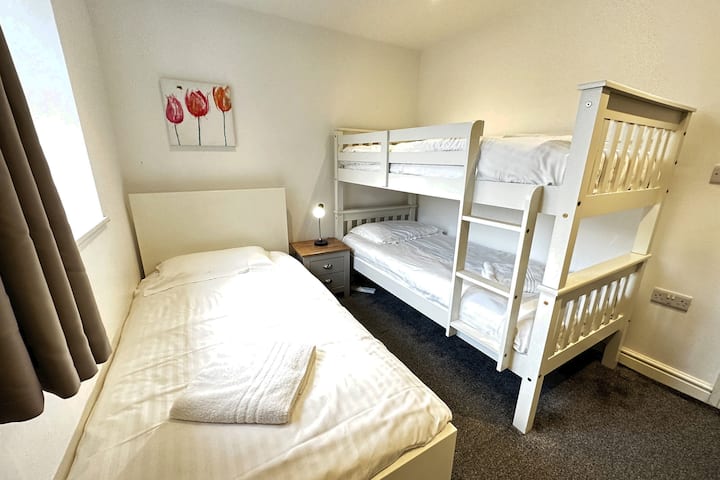 1 x ერთადგილიანი და 1 × ორსართულიანი საწოლი ( საძინებელი 2)