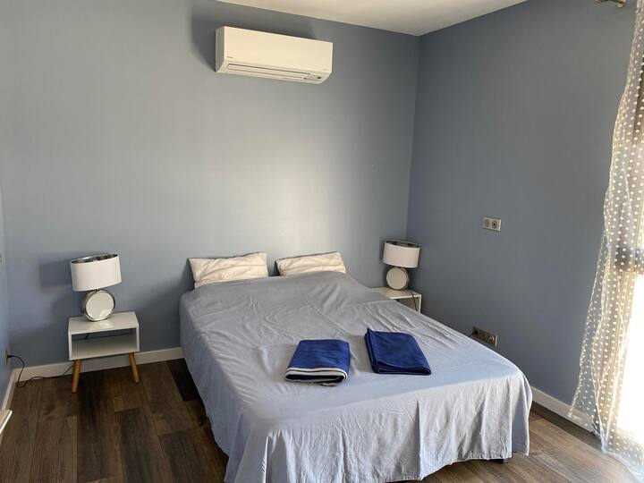 غرفة نوم في الطابق العلوي