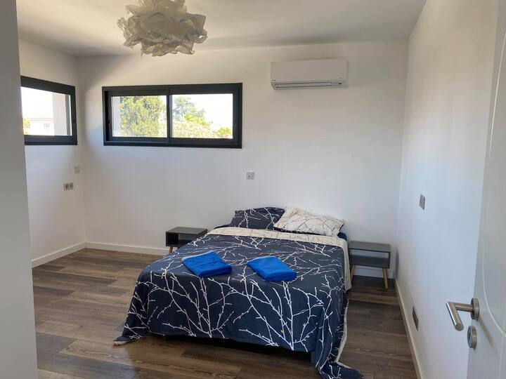 غرفة نوم في الطابق العلوي مع خزانات كبيرة.