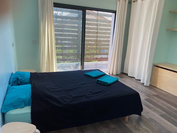 غرفة نوم كبيرة مع حمام شمسي في الطابق العلوي