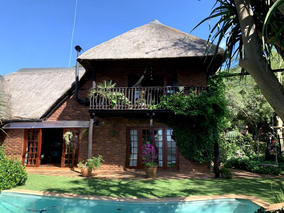 A thatched mountain lodge in a game conservancy, Hekpoort, Magaliesberg, South Africa, photo 7 of 10