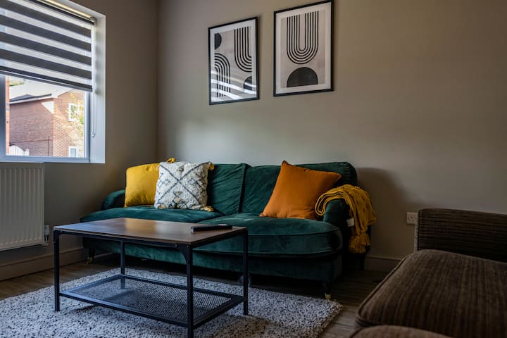 Modern 4 Bedroom Home - Sleeps 8 - Nottingham