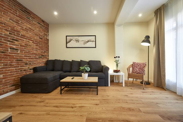 BBarcelona Sagrada Familia with terrace 03 gallery image 2