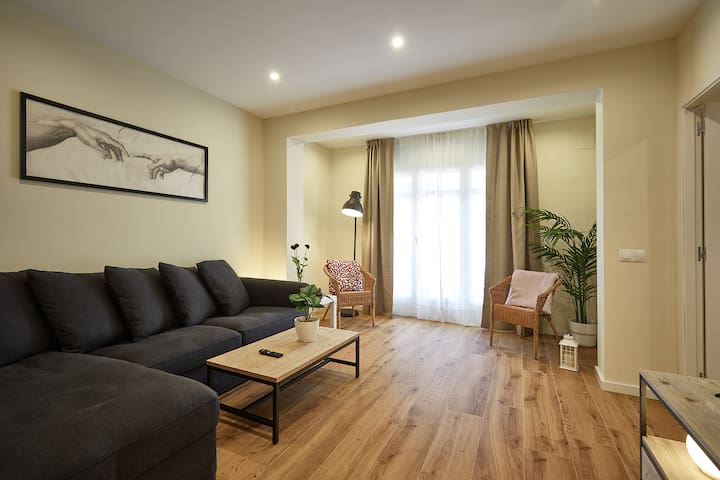 BBarcelona Sagrada Familia with terrace 03