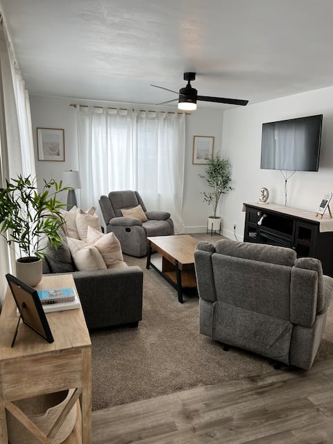 Stevie's Place - Big Home w/King Beds + Fast Wi-Fi