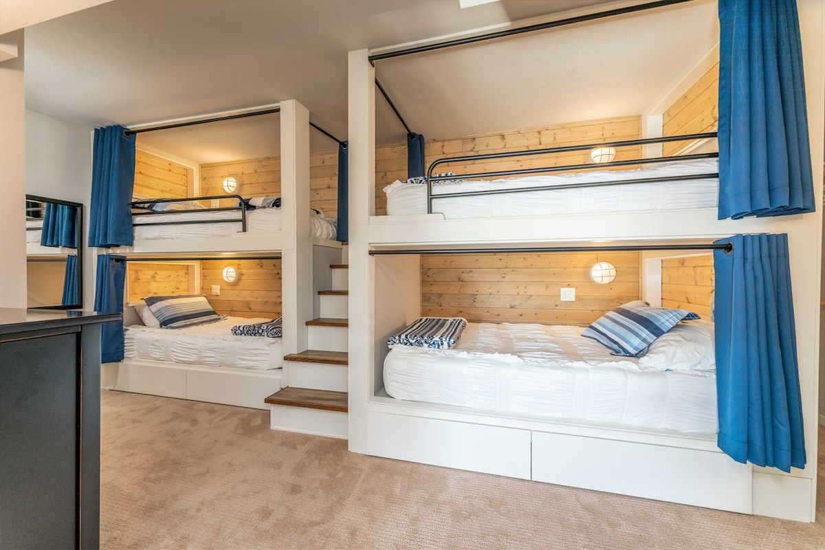 Chumba maalum cha ghorofa kilicho na vitanda pacha 2 na ukubwa kamili wa 2 na skrini ya kujaa. Mapazia hutoa faragha ya kusoma, au "ngome" kwa watoto.