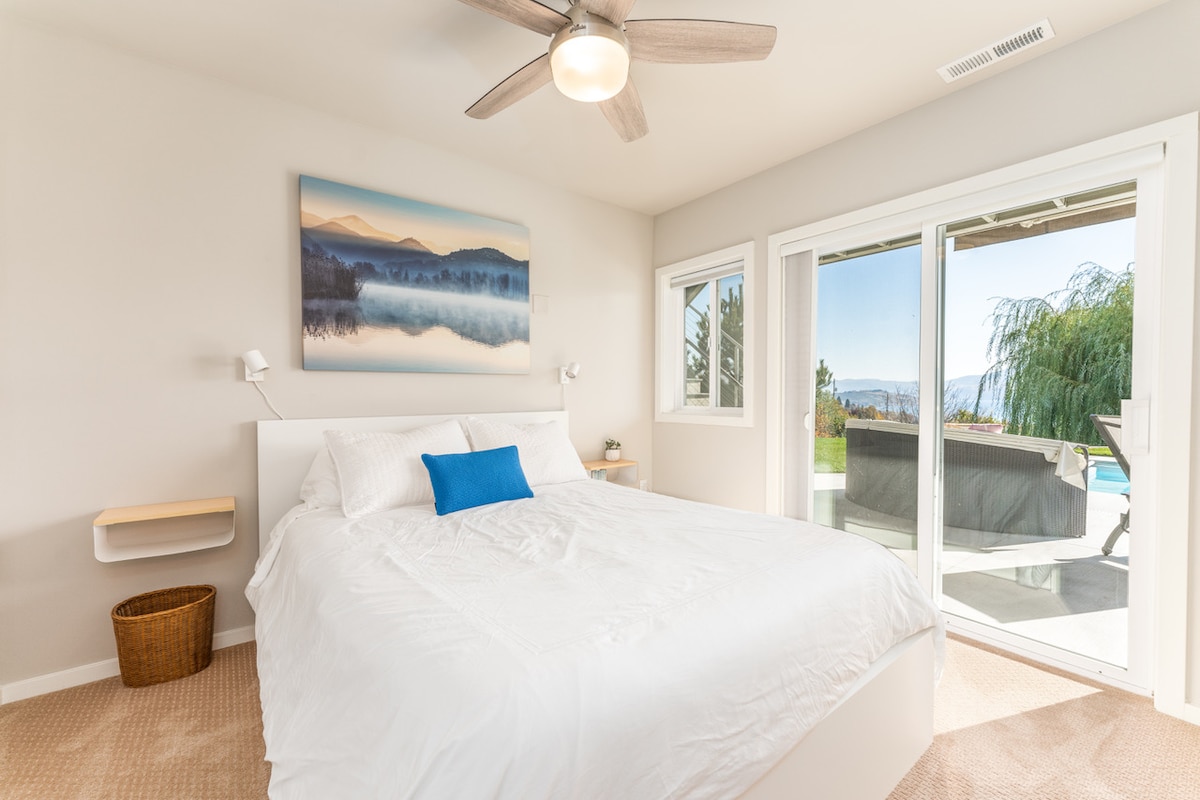 Chumba cha kulala cha kiwango cha chini (kitanda cha malkia) kilicho karibu na bwawa na baraza