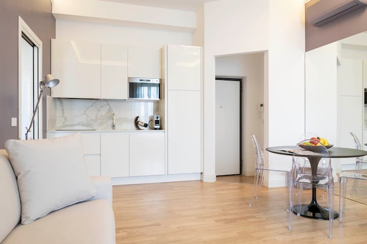 Design New Apartment close Duomo – 6 guests gallery image 2