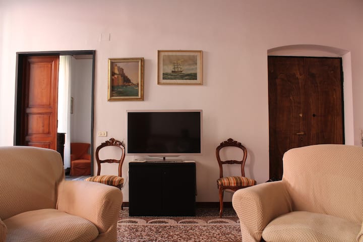 Dnevni boravak s TV stolicama i kaučem 