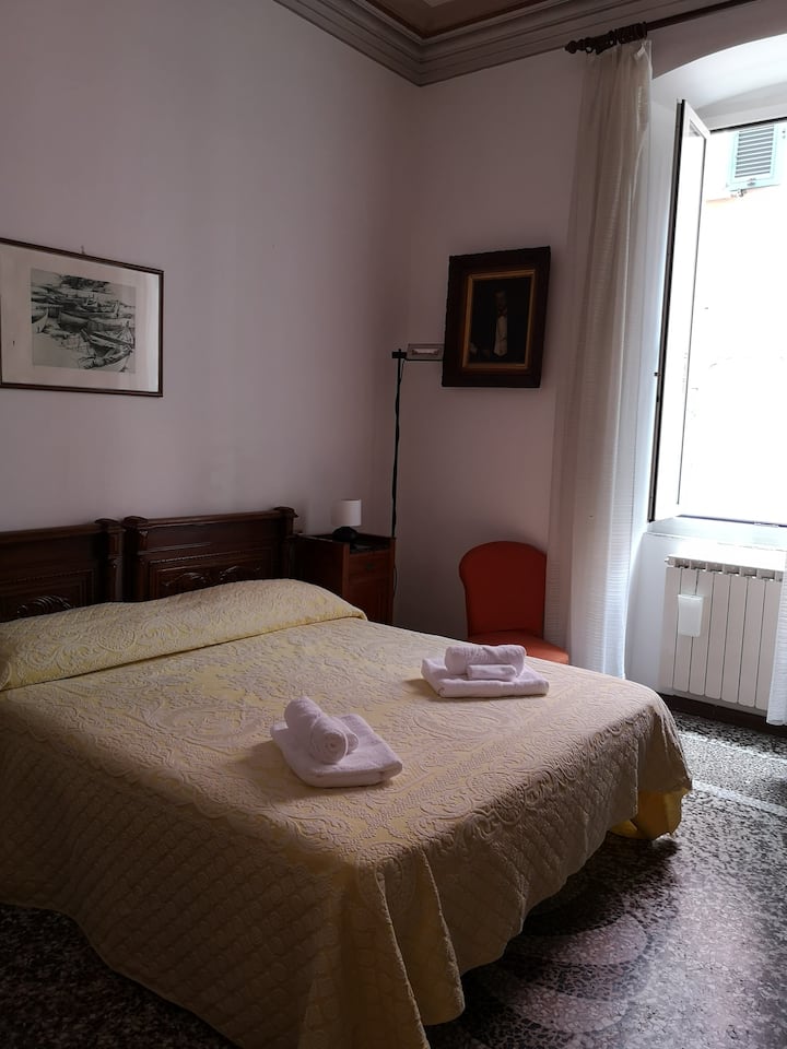 -Camera matrimoniale ospiti
- spavaća soba s bračnim krevetom