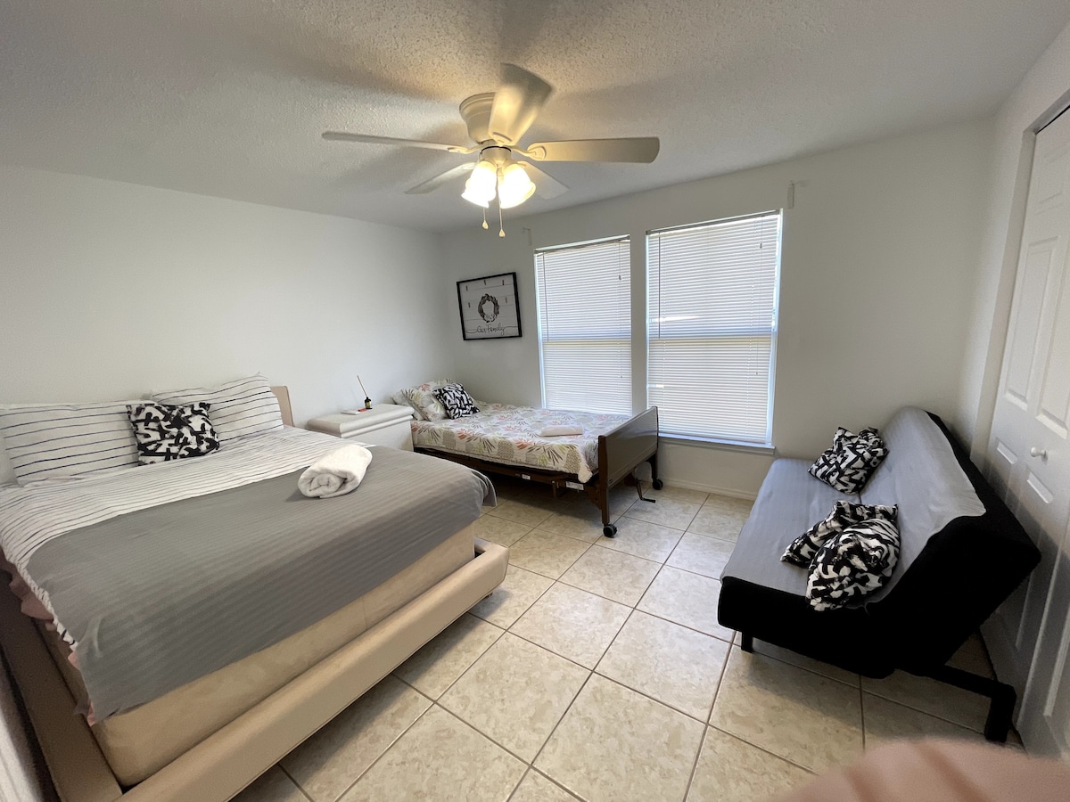 DORMITORIO QUEEN CON FOUTON ADICIONAL SI ES NECESARIO. ¡LA ROPA DE CAMA DE ALGODÓN HACE QUE TU ESTANCIA SEA MUY CÓMODA EN EL CLIMA DE FLORIDA!