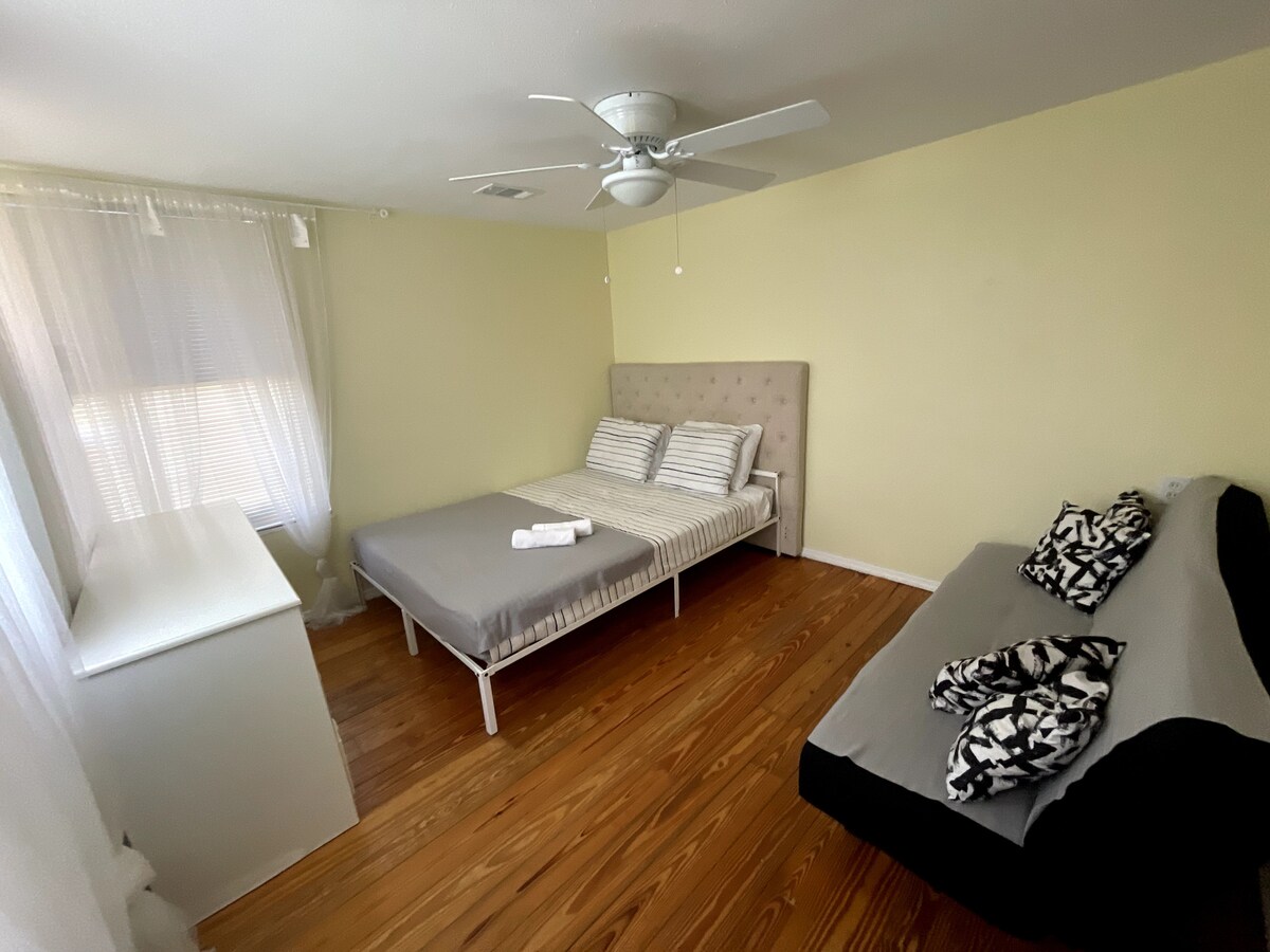 DORMITORIO QUEEN CON FOUTON ADICIONAL SI ES NECESARIO. ¡LA ROPA DE CAMA DE ALGODÓN HACE QUE TU ESTANCIA SEA MUY CÓMODA EN EL CLIMA DE FLORIDA!