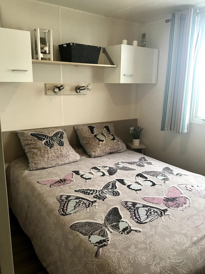 חדר שינה הורים עם מיטה זוגית, שני ארונות וארון גדול. 